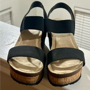 Crown Vintage Black and Tan Wedges